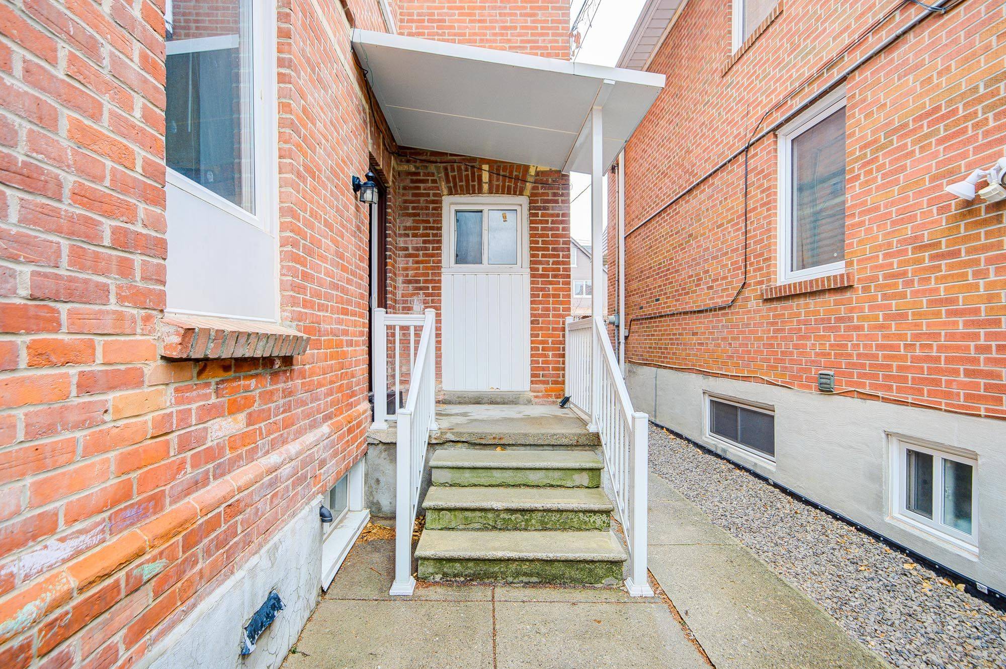 Toronto C02, ON M6G 2V2,756 Eculid AVE #Main FL