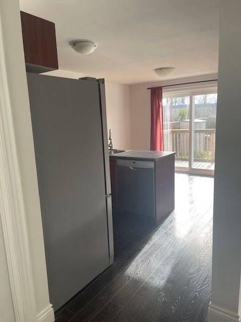 Barrie, ON L4N 5S9,93 Courtney CRES #Main