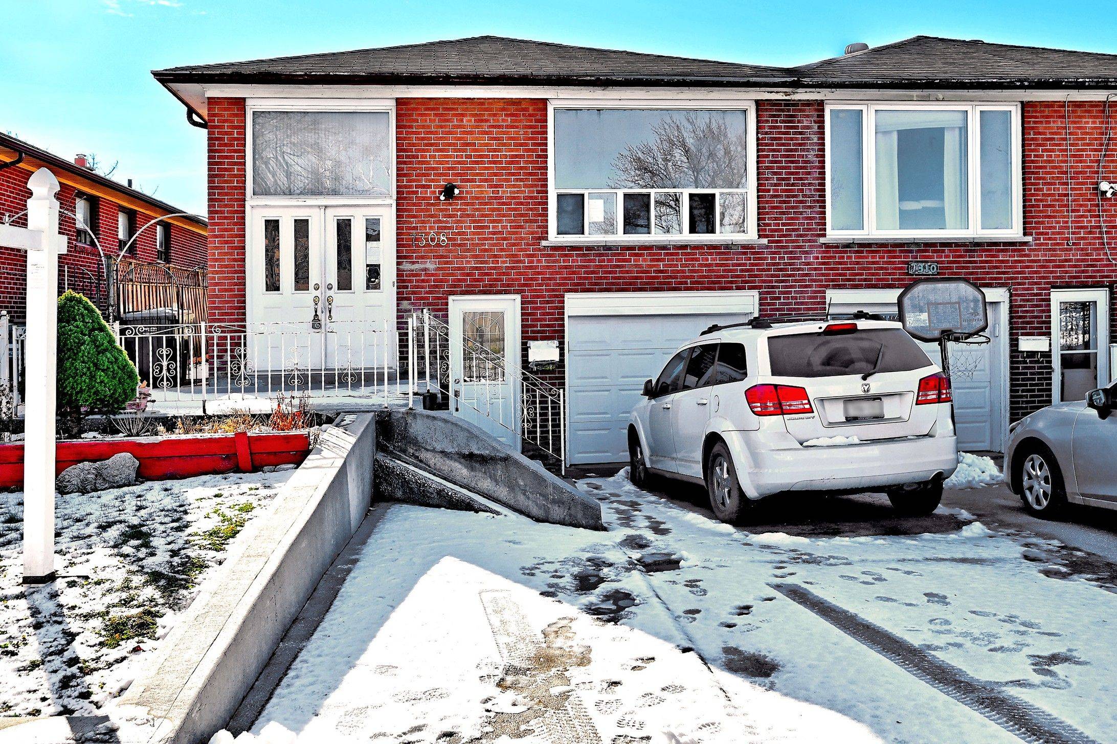 Mississauga, ON L4T 2R5,7308 Cambrett DR