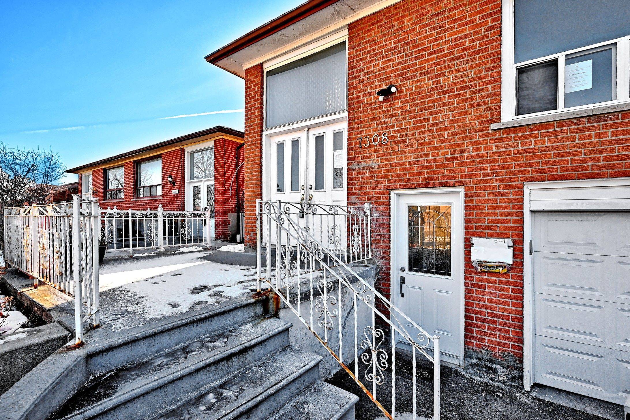Mississauga, ON L4T 2R5,7308 Cambrett DR