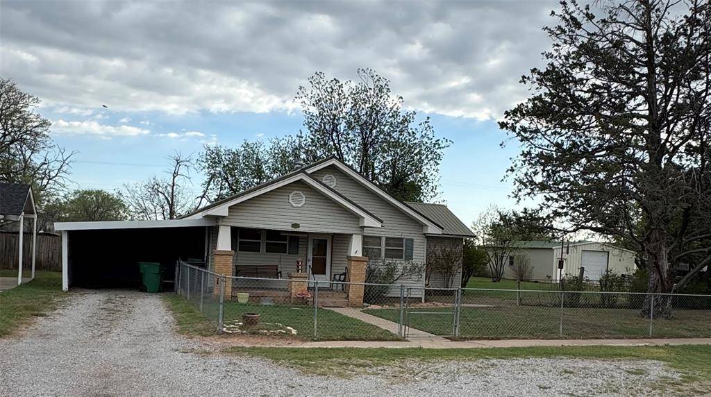Quanah, TX 79252,303 E 8th Street