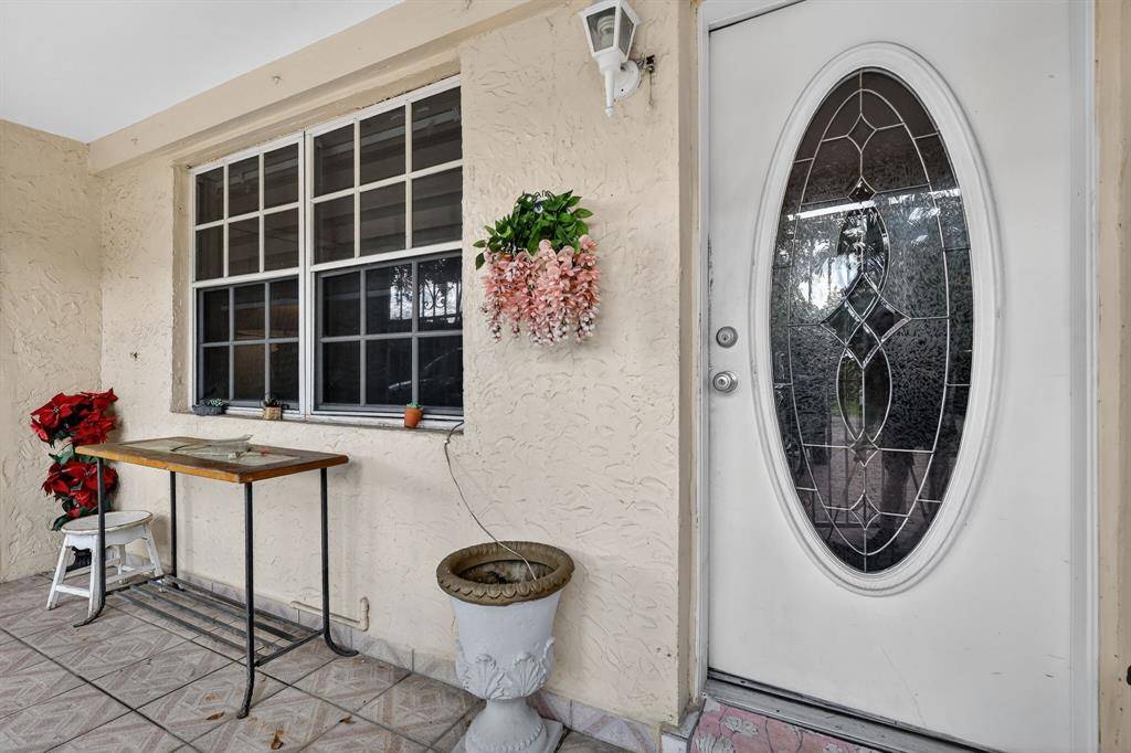 North Miami, FL 33161,641 NE 140th St