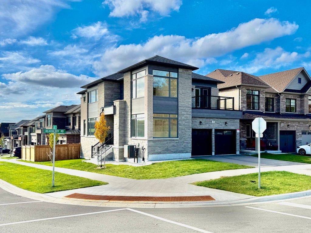 Springwater, ON L9X 2E1,70 Bearberry RD #Upper