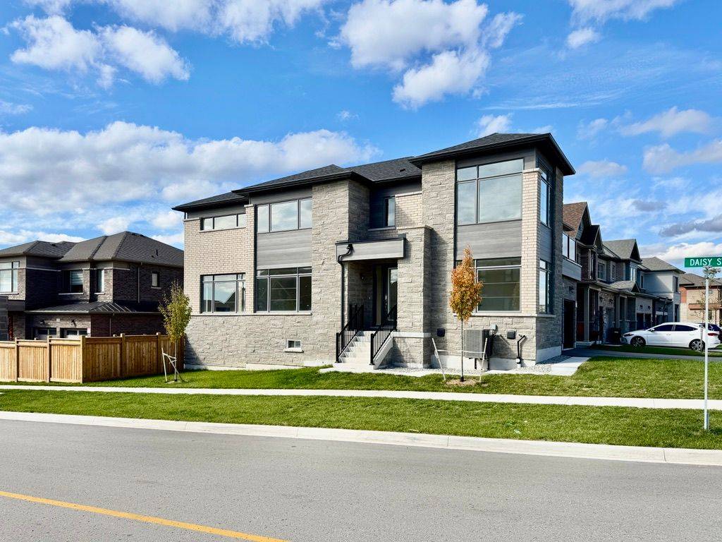 Springwater, ON L9X 2E1,70 Bearberry RD #Upper