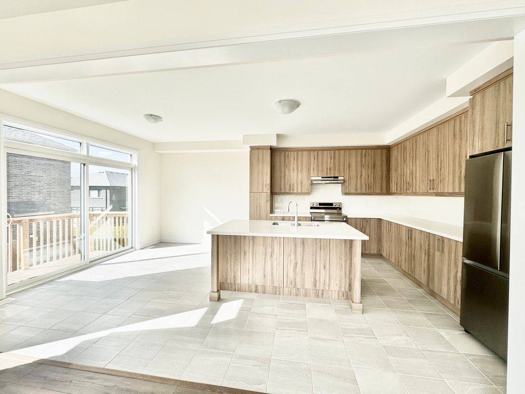 Springwater, ON L9X 2E1,70 Bearberry RD #Upper