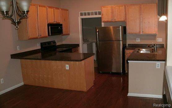 Walled Lake, MI 48390,579 N Pontiac TRL