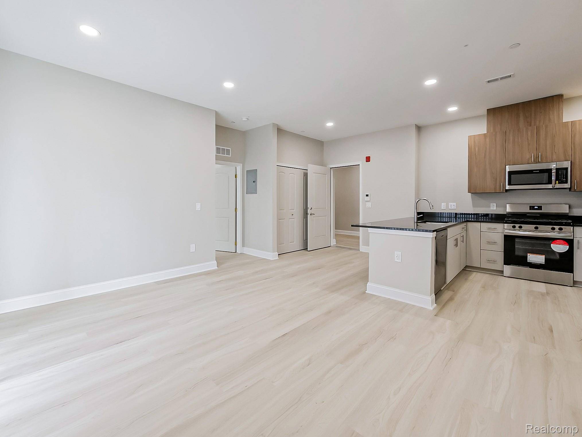 Westland, MI 48185,31480 Warren RD #201