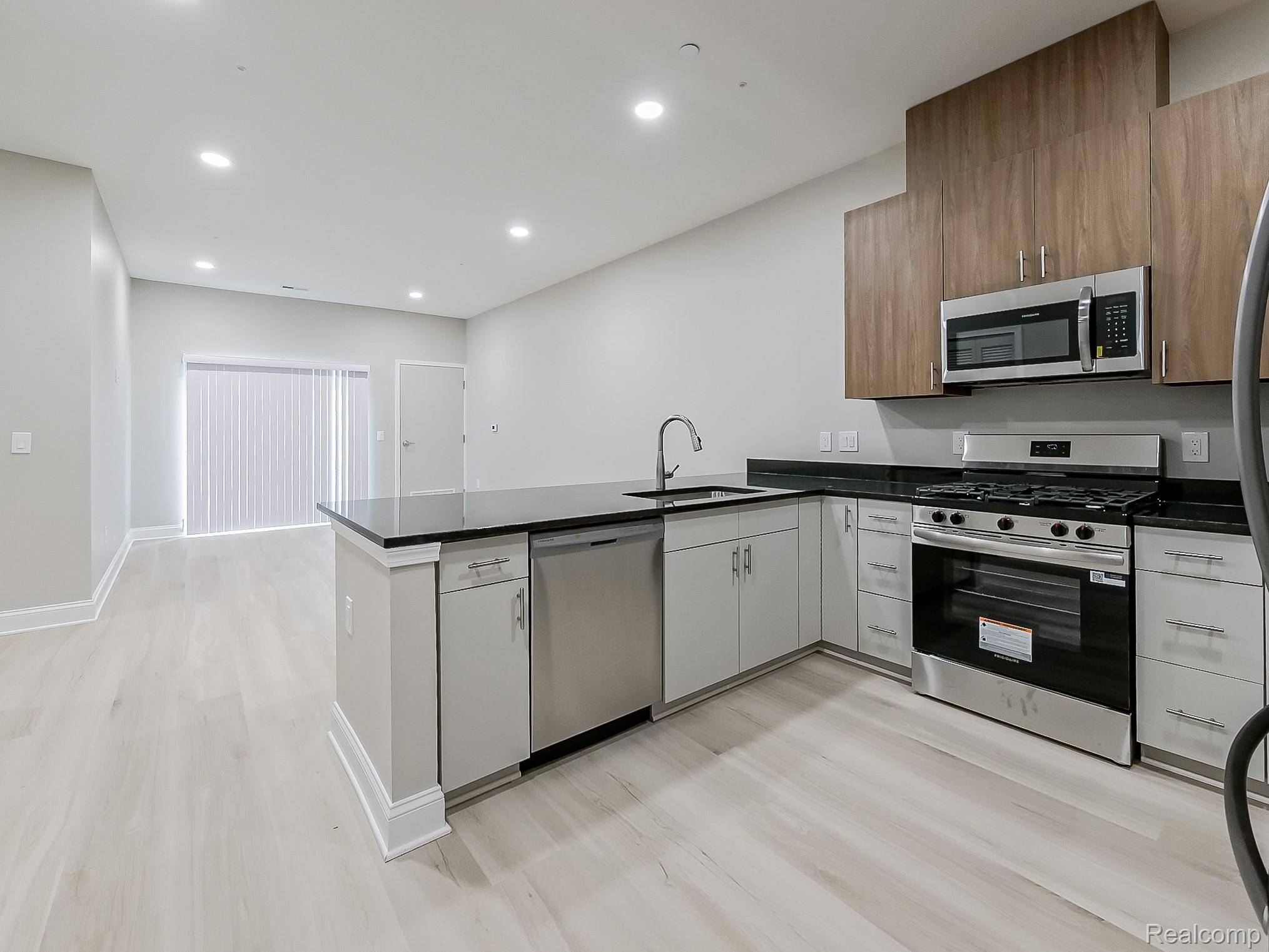 Westland, MI 48185,31480 Warren RD #203