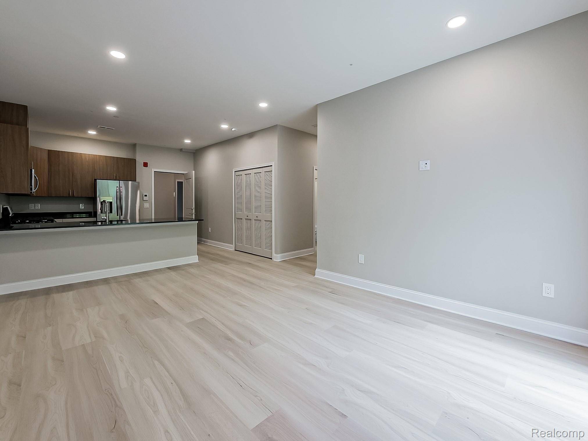 Westland, MI 48185,31480 Warren RD #203