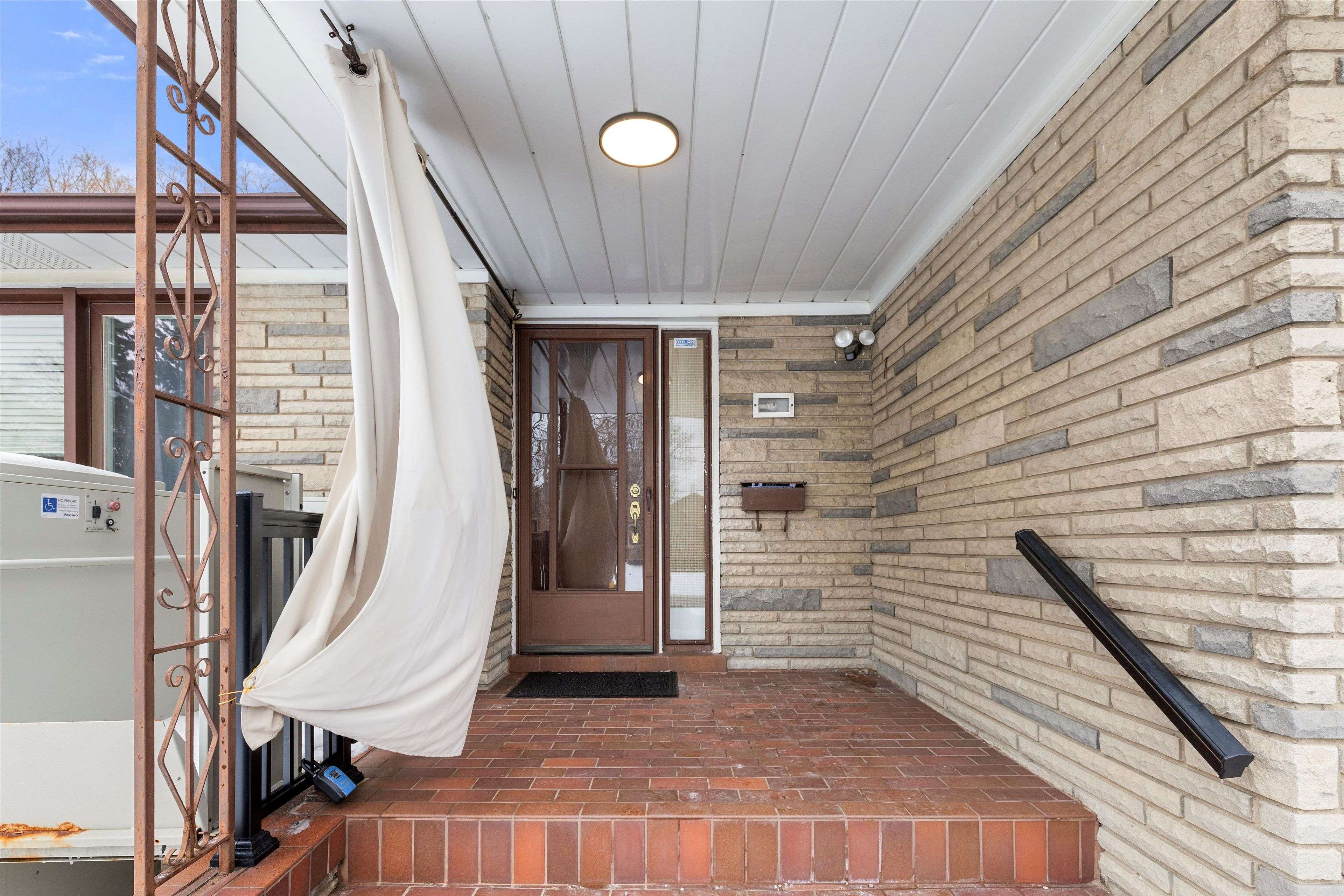 Toronto C06, ON M3H 2C4,118 Palm DR