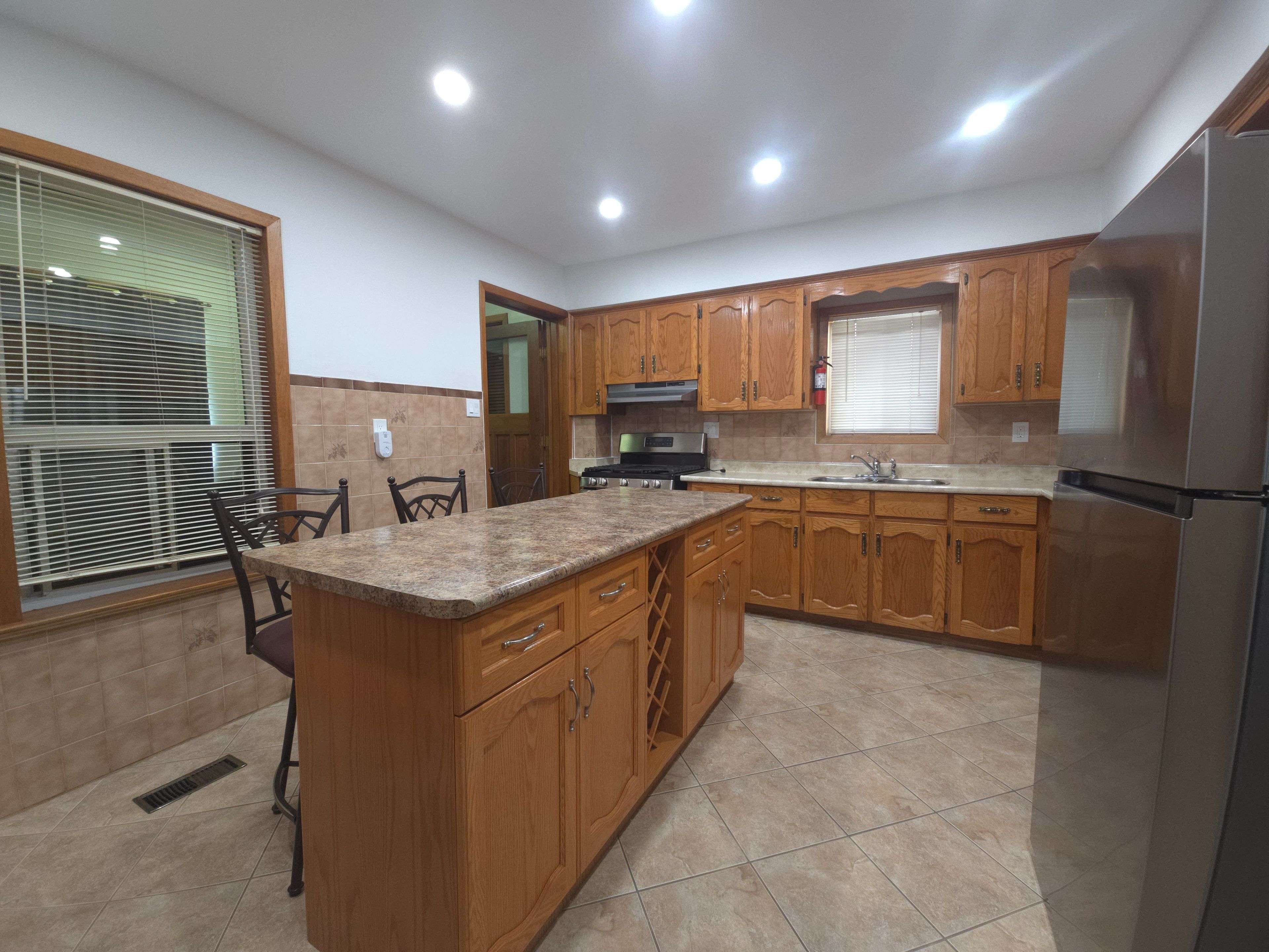 Toronto W01, ON M6K 1S1,5 Rideau AVE