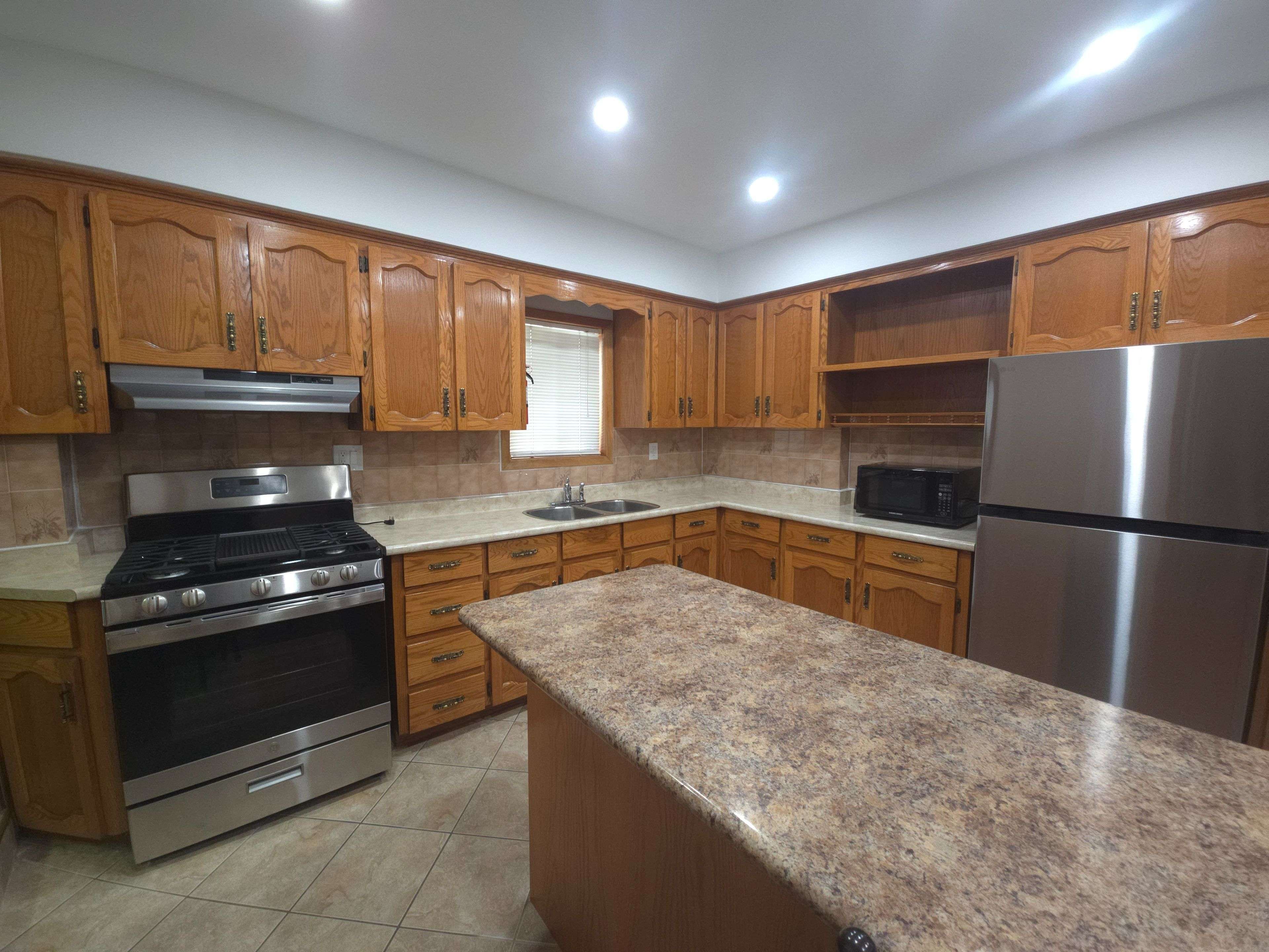 Toronto W01, ON M6K 1S1,5 Rideau AVE