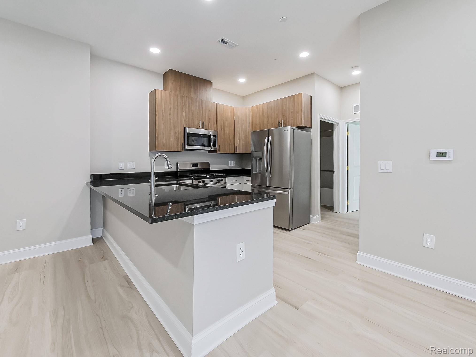 Westland, MI 48185,31480 Warren RD #301