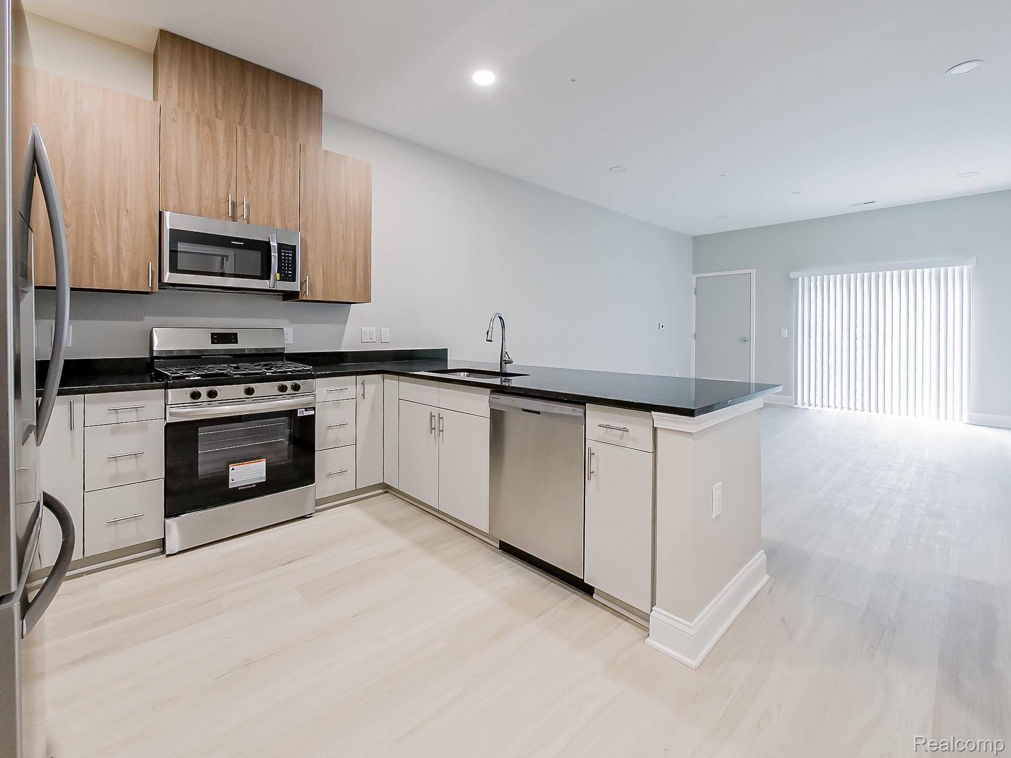 Westland, MI 48185,31480 Warren RD #302