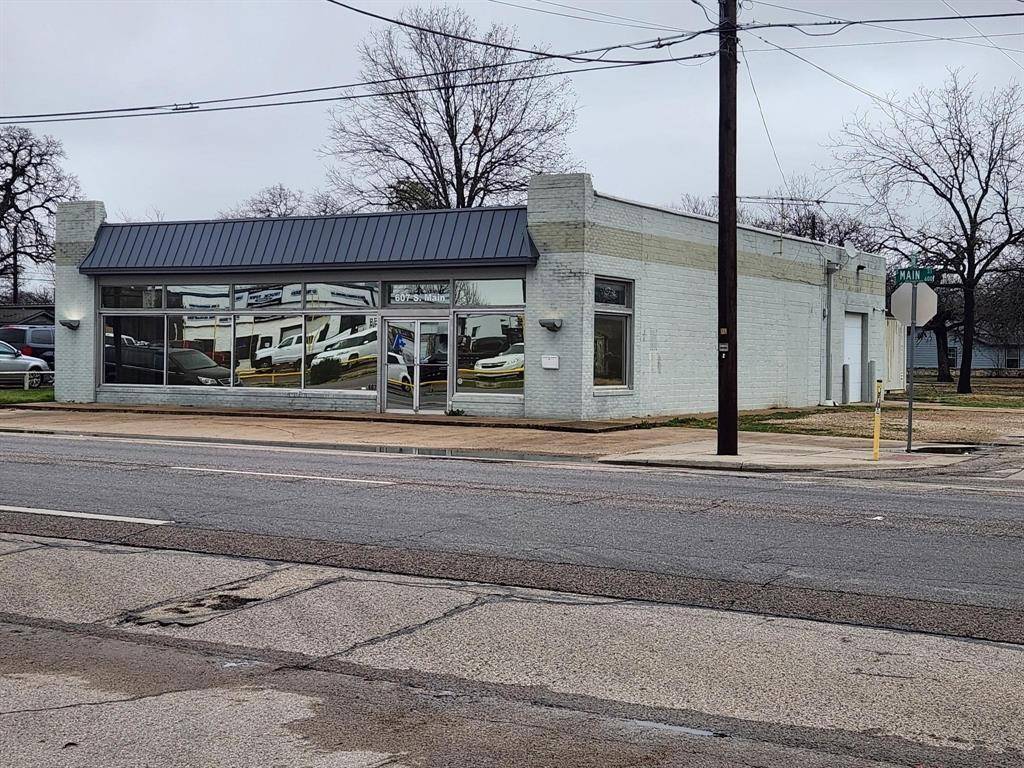 Cleburne, TX 76033,607 S Main Street