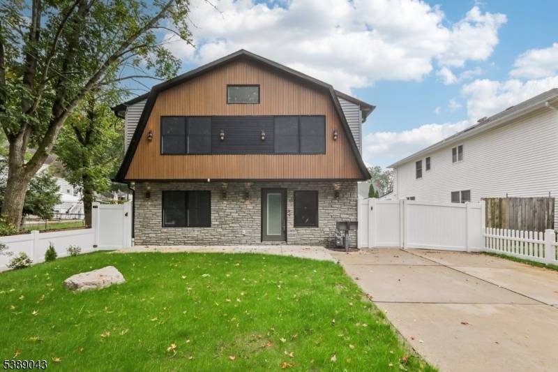 Bergenfield Boro, NJ 07621,14 Redwood St