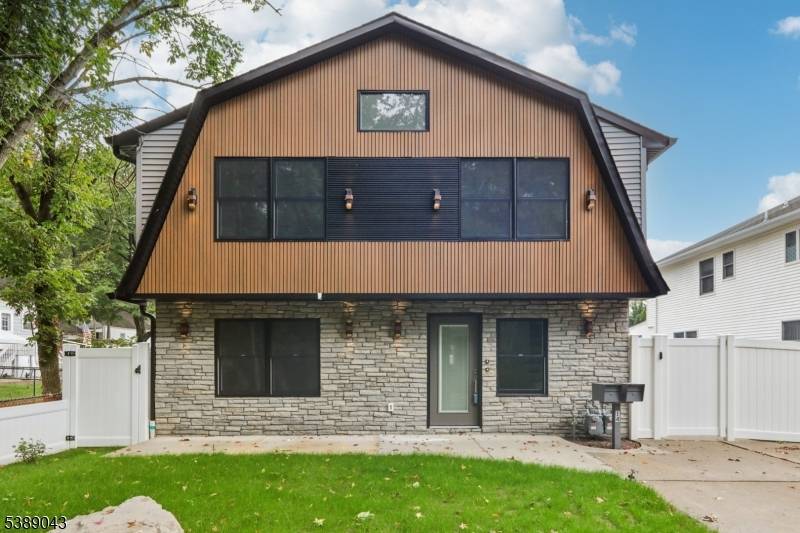 Bergenfield Boro, NJ 07621,14 Redwood St