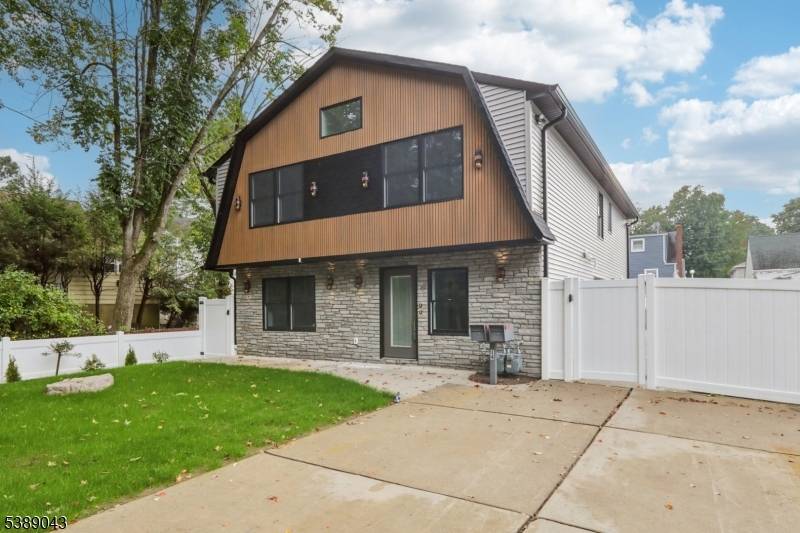 Bergenfield Boro, NJ 07621,14 Redwood St