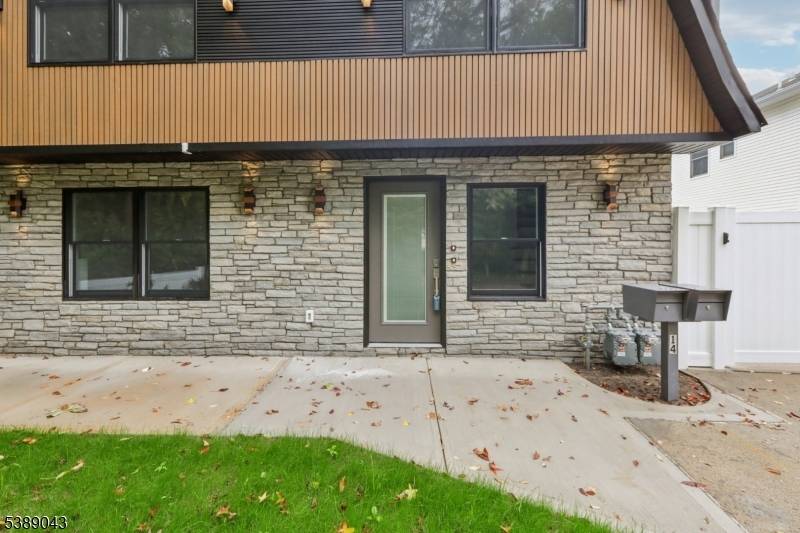 Bergenfield Boro, NJ 07621,14 Redwood St