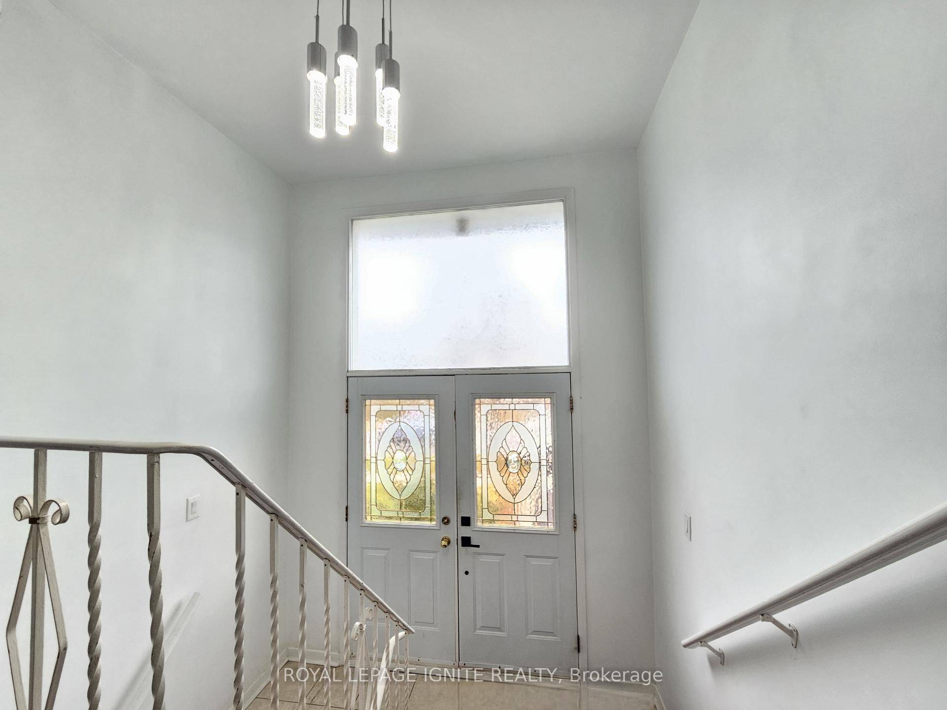 Toronto W05, ON M9L 2J6,208 Plunkett RD