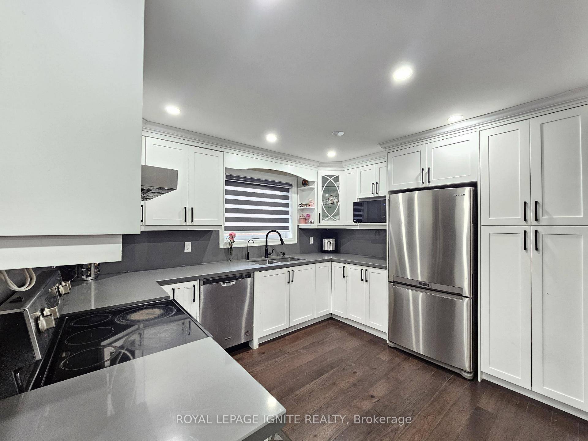 Toronto W05, ON M9L 2J6,208 Plunkett RD