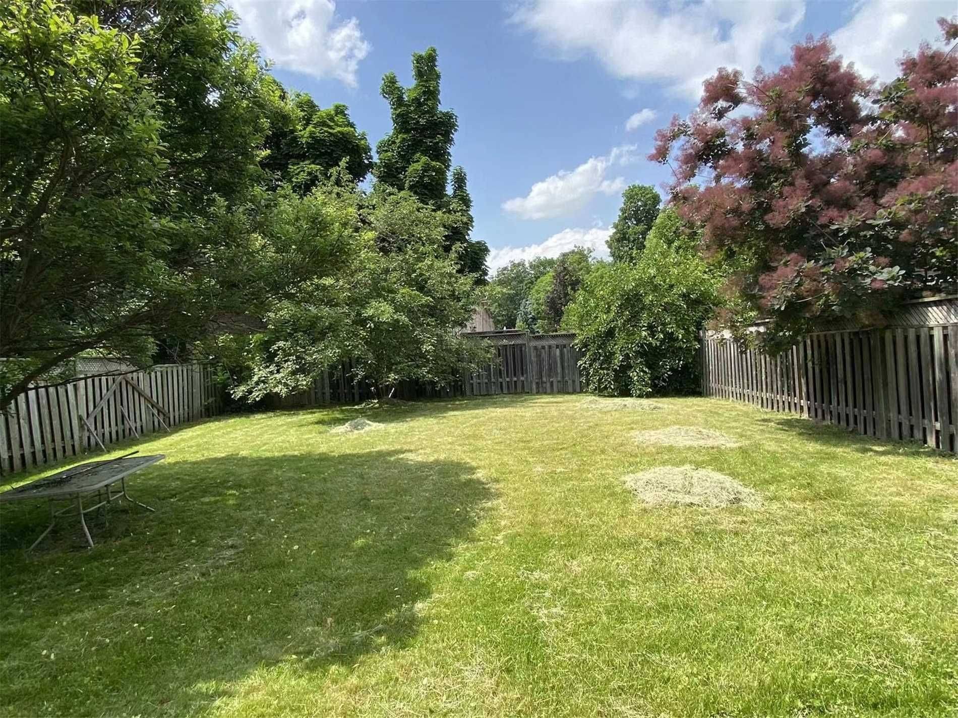 Oakville, ON L6M 3E2,1593 Parish LN