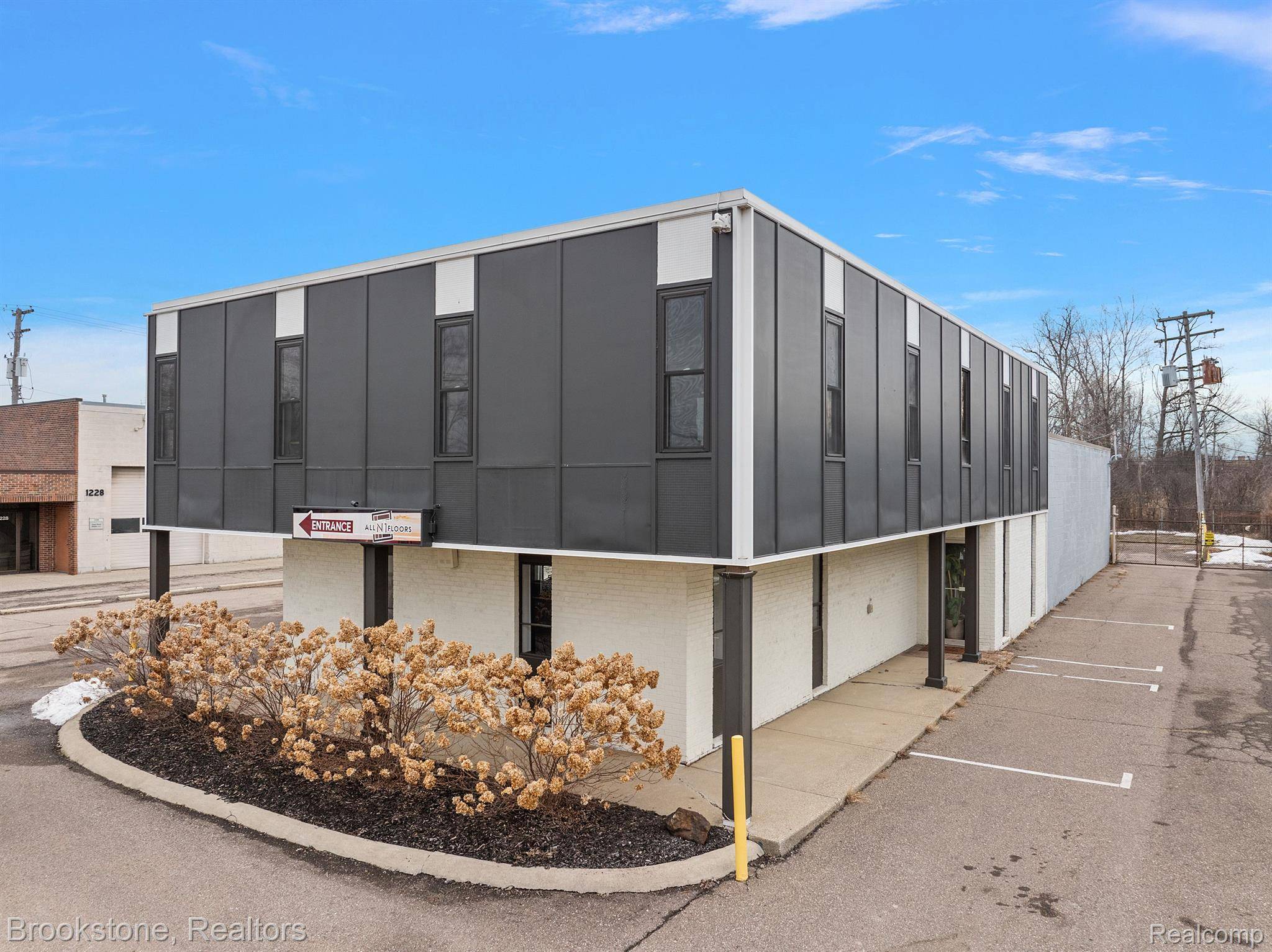 Troy, MI 48083,1216 COMBERMERE DR