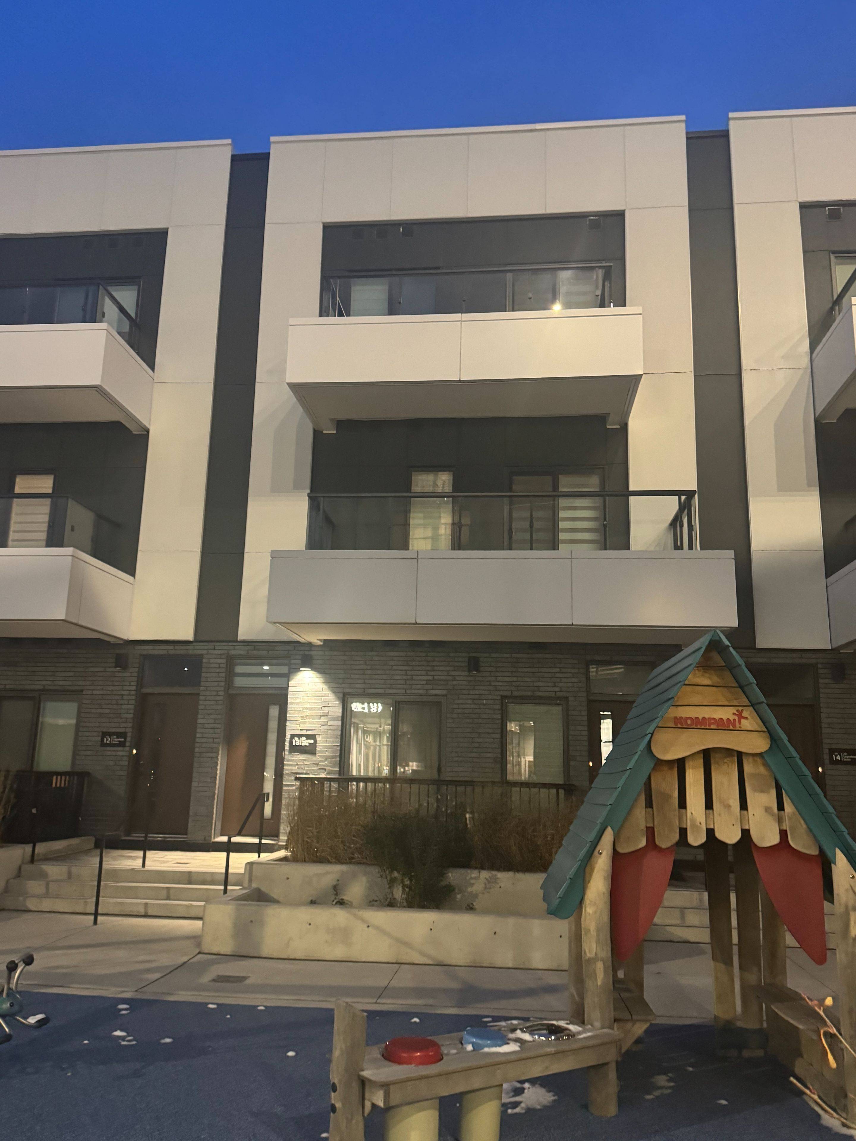 Brampton, ON L7A 5L5,20 Lagerfeld DR #B13