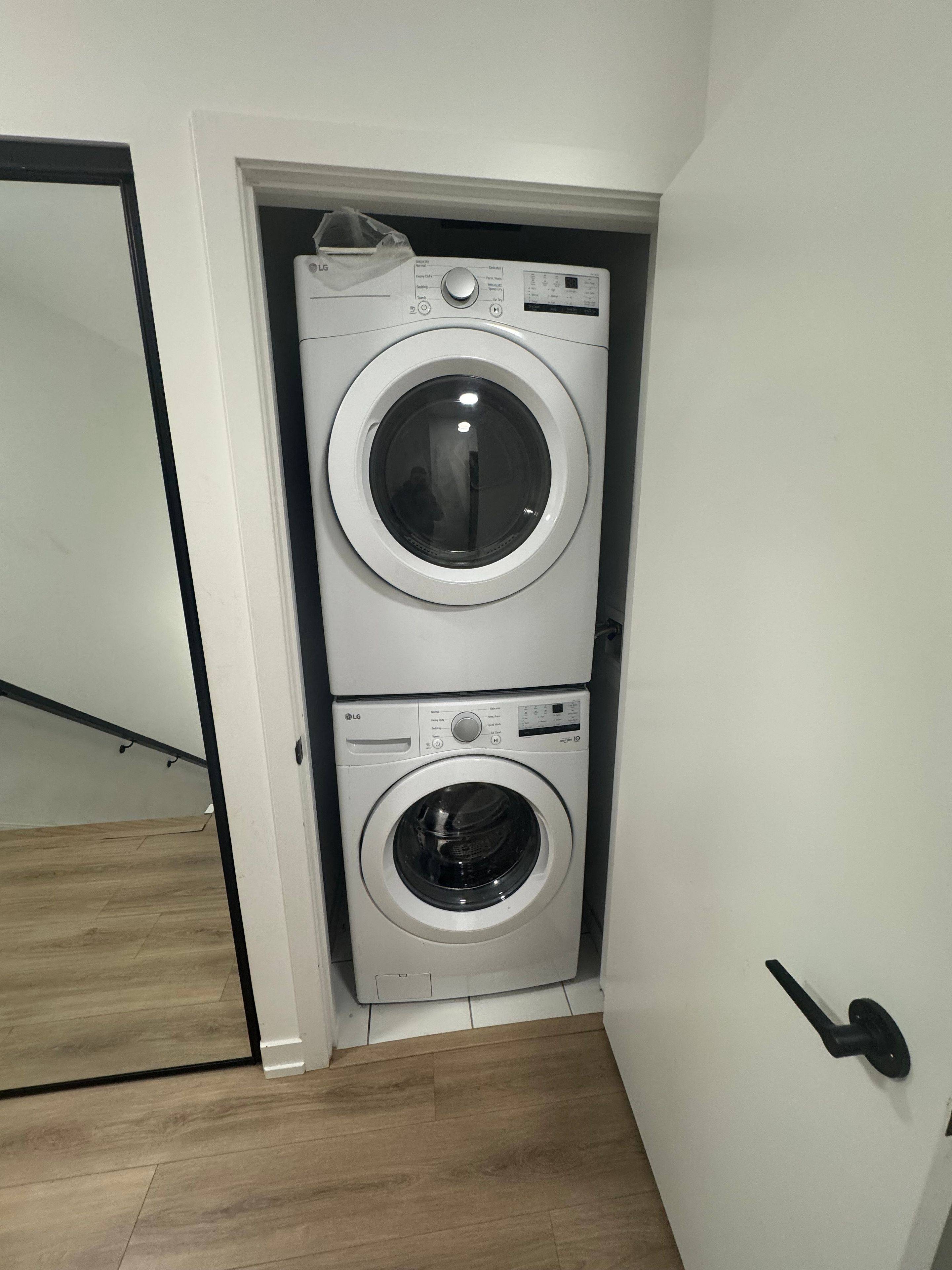 Brampton, ON L7A 5L5,20 Lagerfeld DR #B13