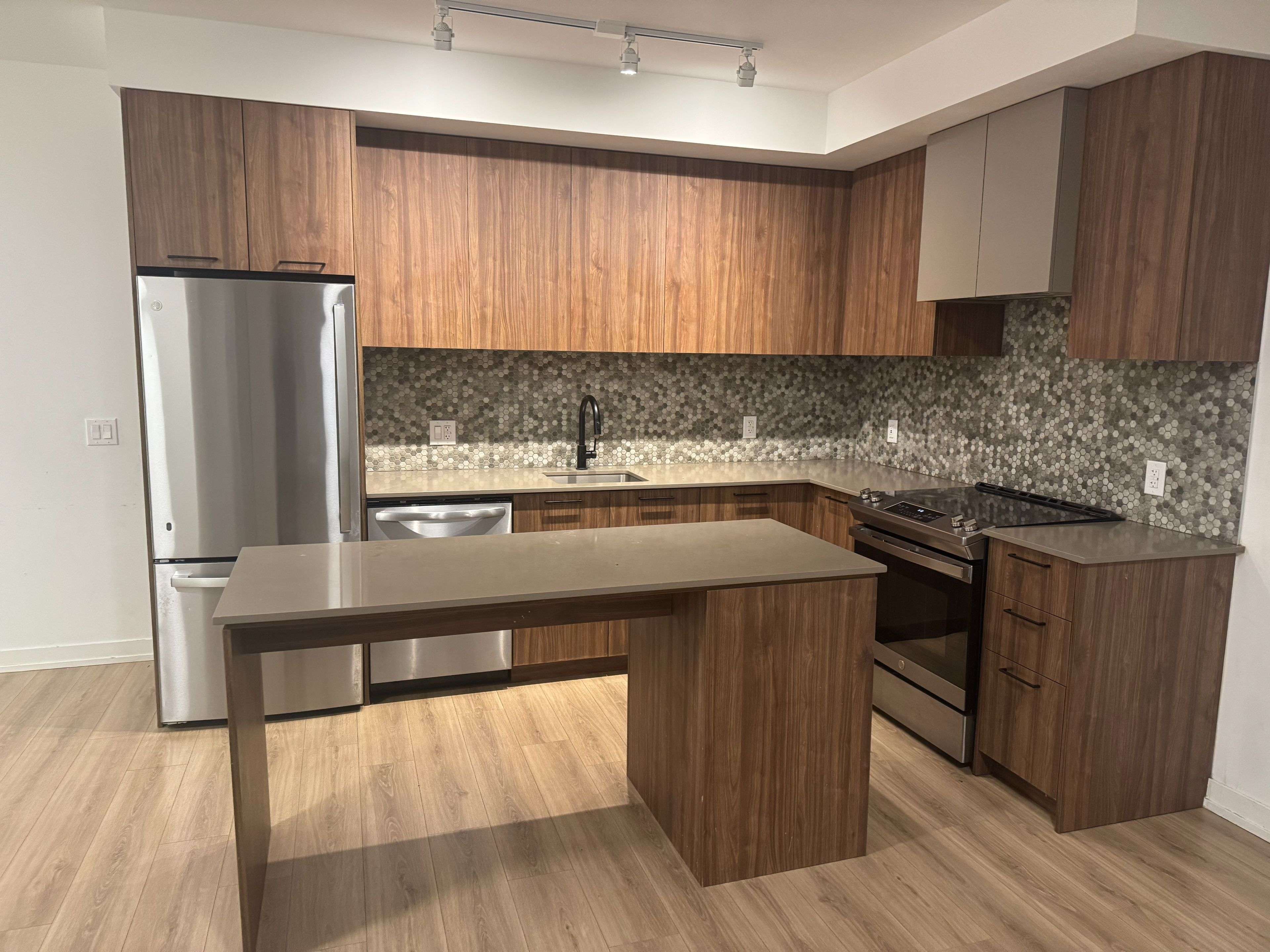 Brampton, ON L7A 5L5,20 Lagerfeld DR #B13