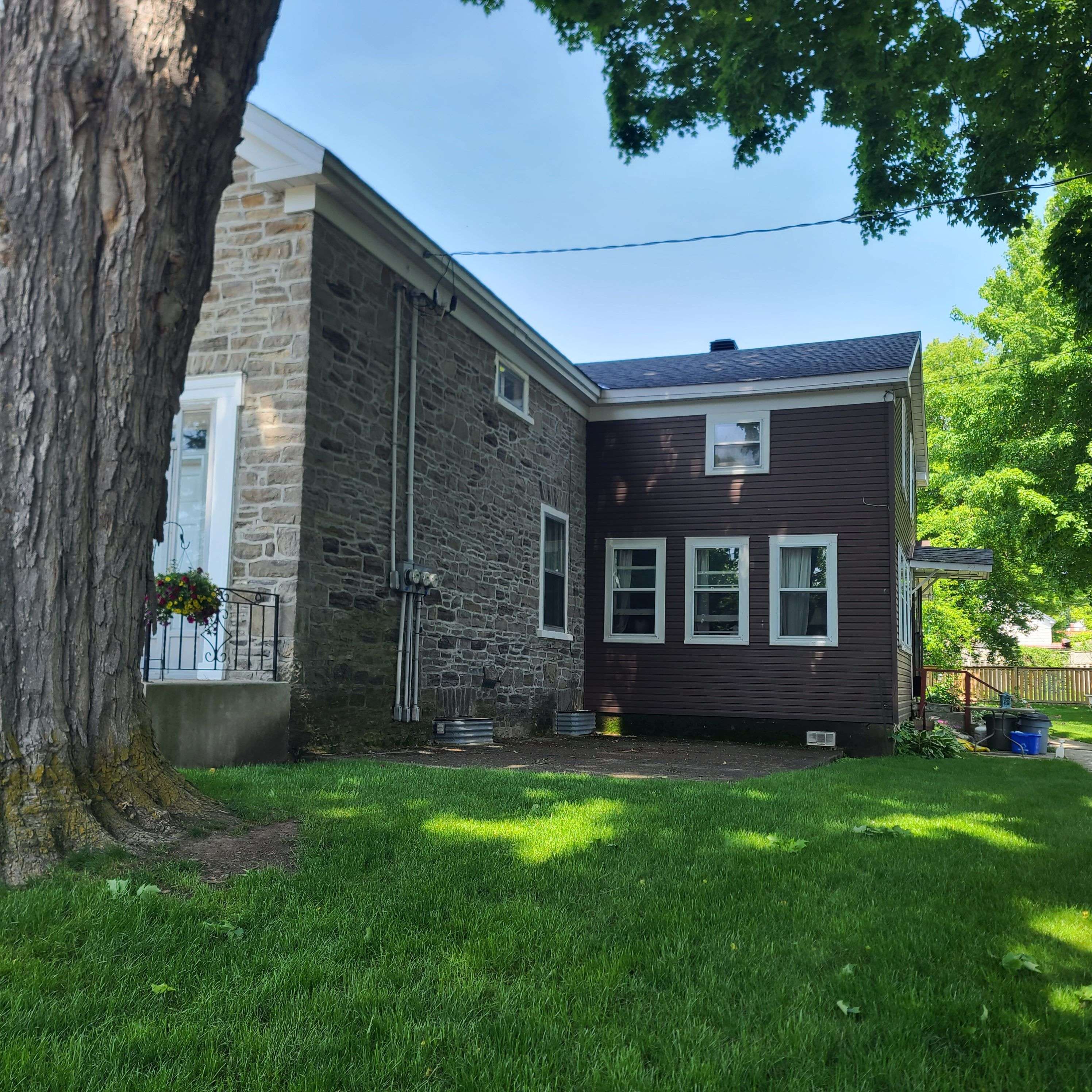 Prescott, ON K0E 1T0,634 Henry ST W