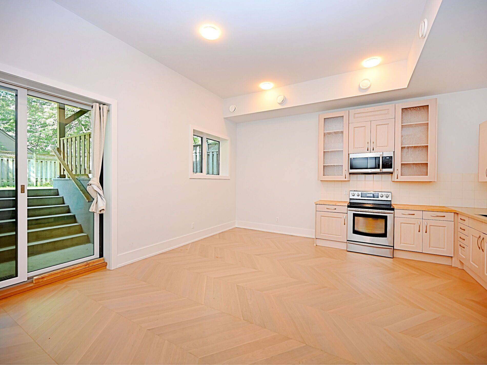 Mississauga, ON L5G 3K6,50B Woodlawn AVE