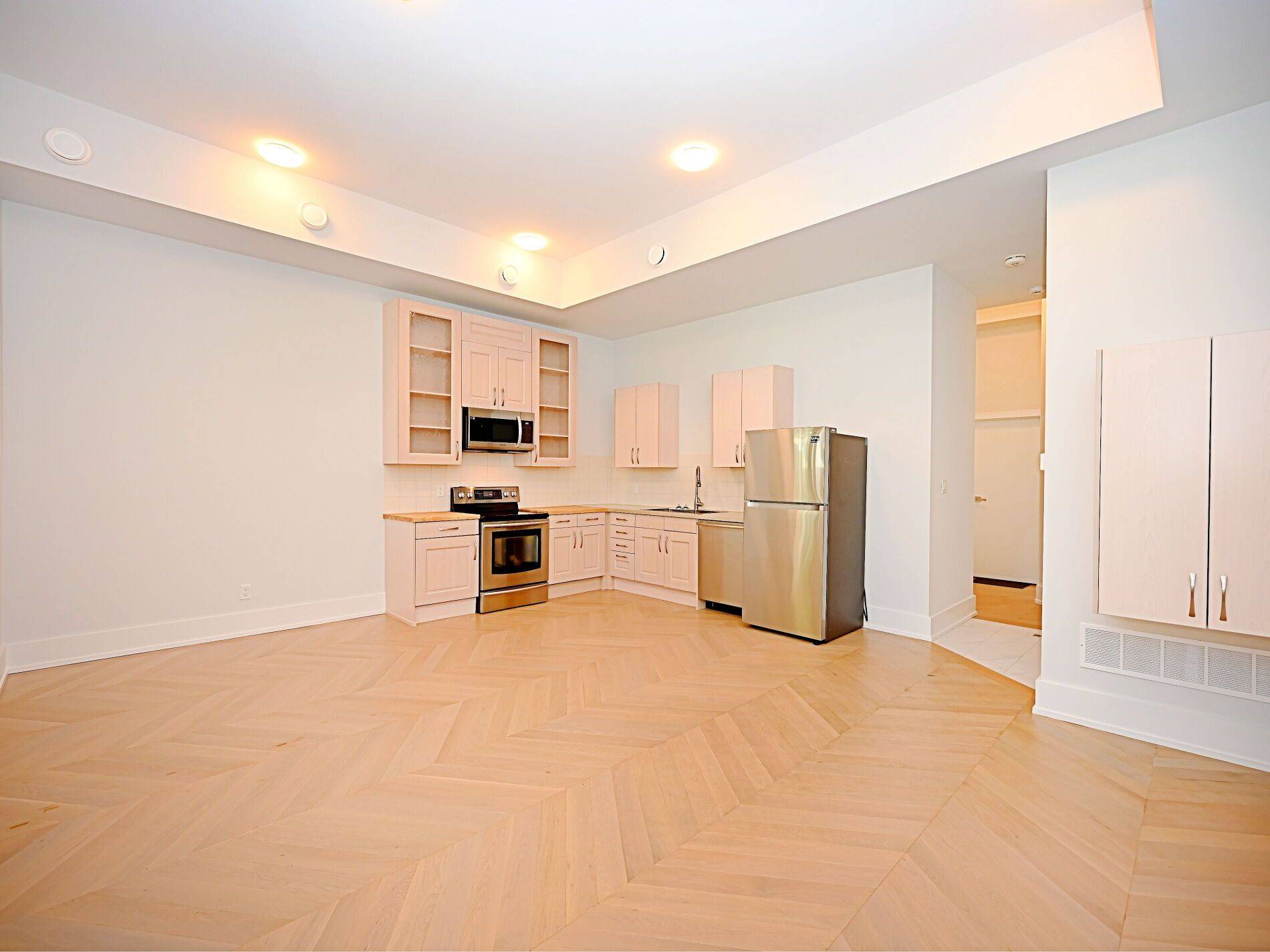 Mississauga, ON L5G 3K6,50B Woodlawn AVE