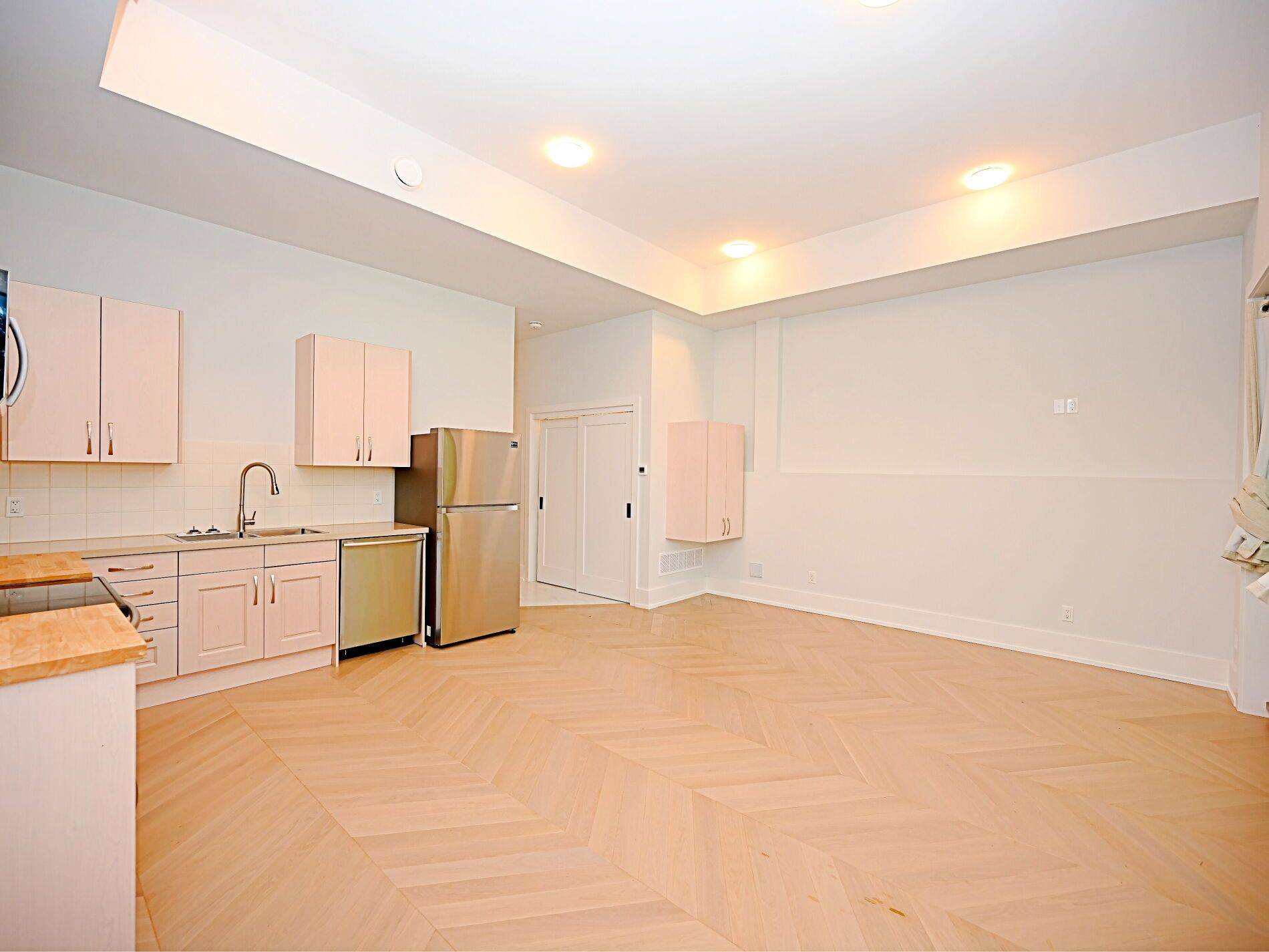 Mississauga, ON L5G 3K6,50B Woodlawn AVE