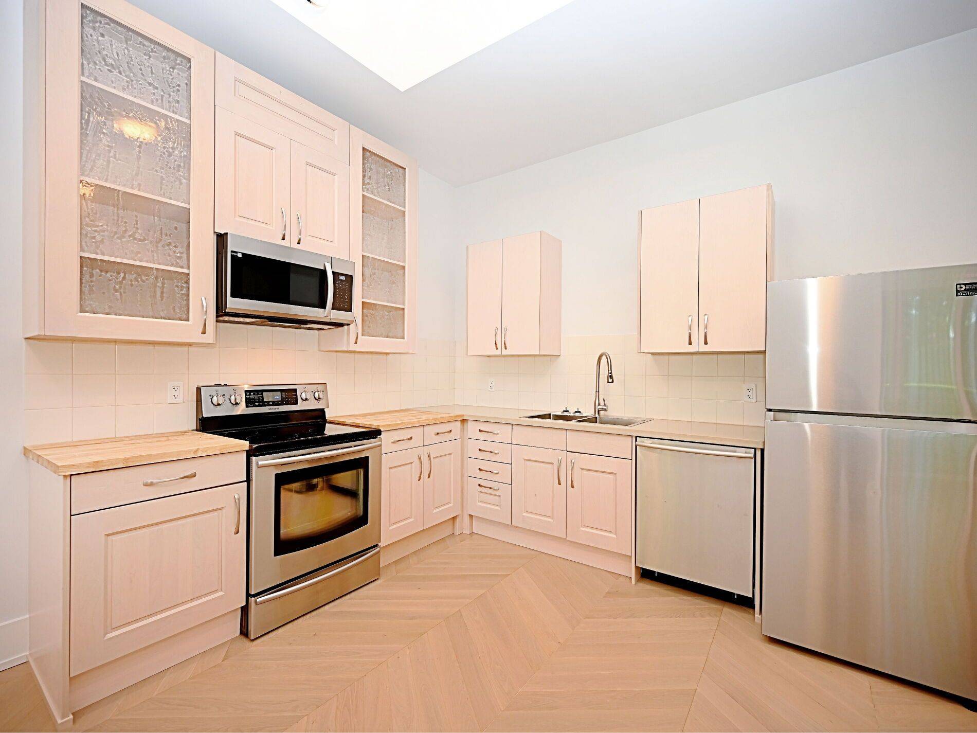 Mississauga, ON L5G 3K6,50B Woodlawn AVE