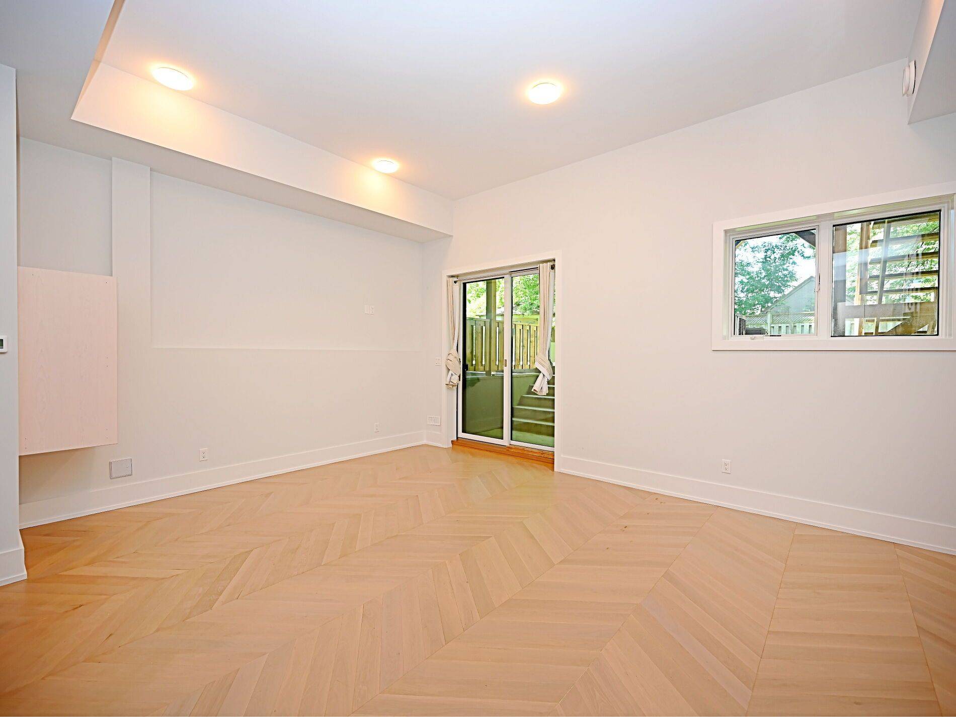 Mississauga, ON L5G 3K6,50B Woodlawn AVE