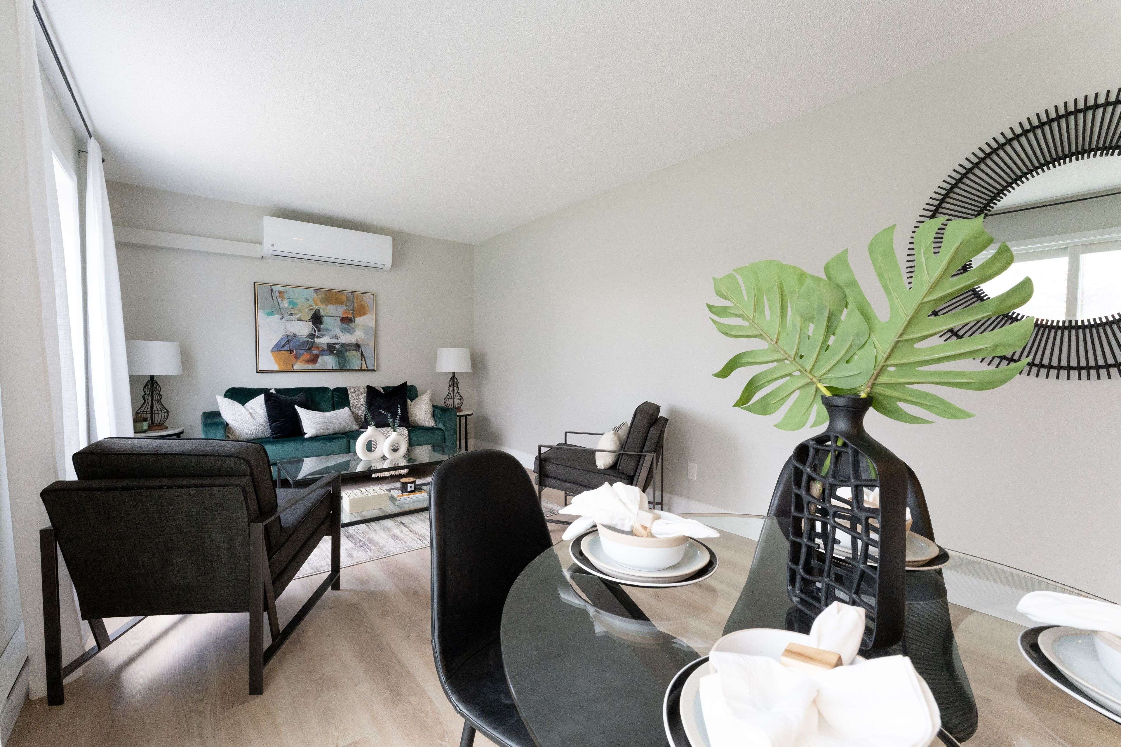 Oshawa, ON L1G 6T5,240 Ormond DR #A3