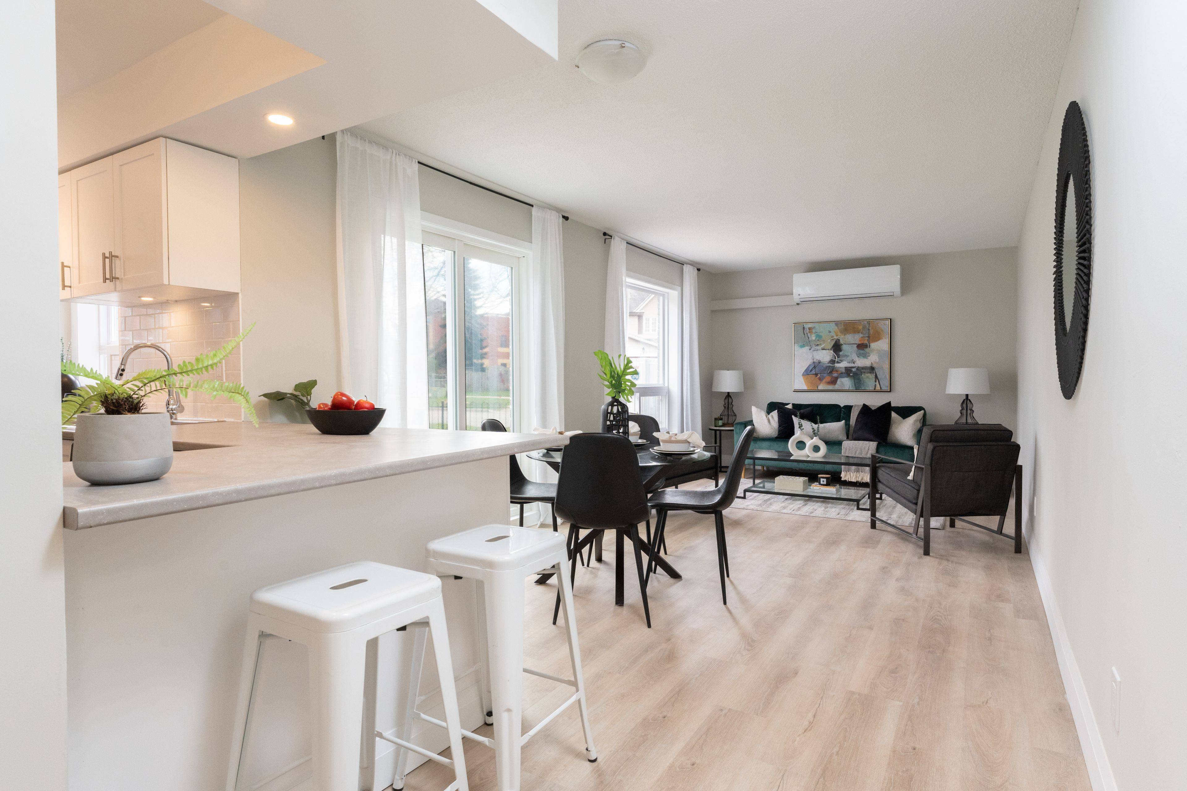 Oshawa, ON L1G 6T5,240 Ormond DR #A3