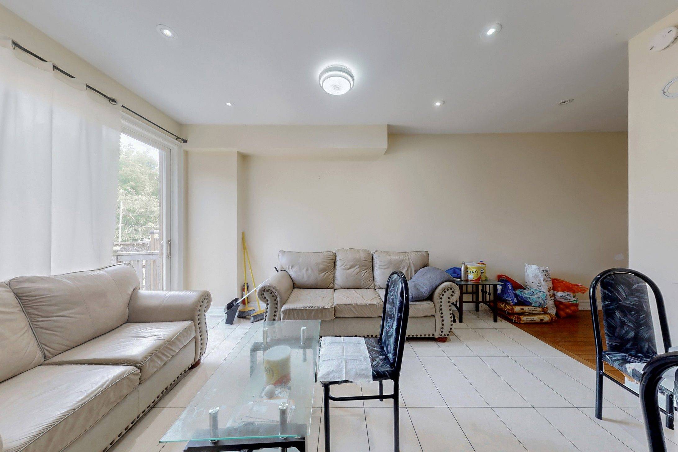 Toronto E06, ON M1L 3L3,33 Wanstead AVE