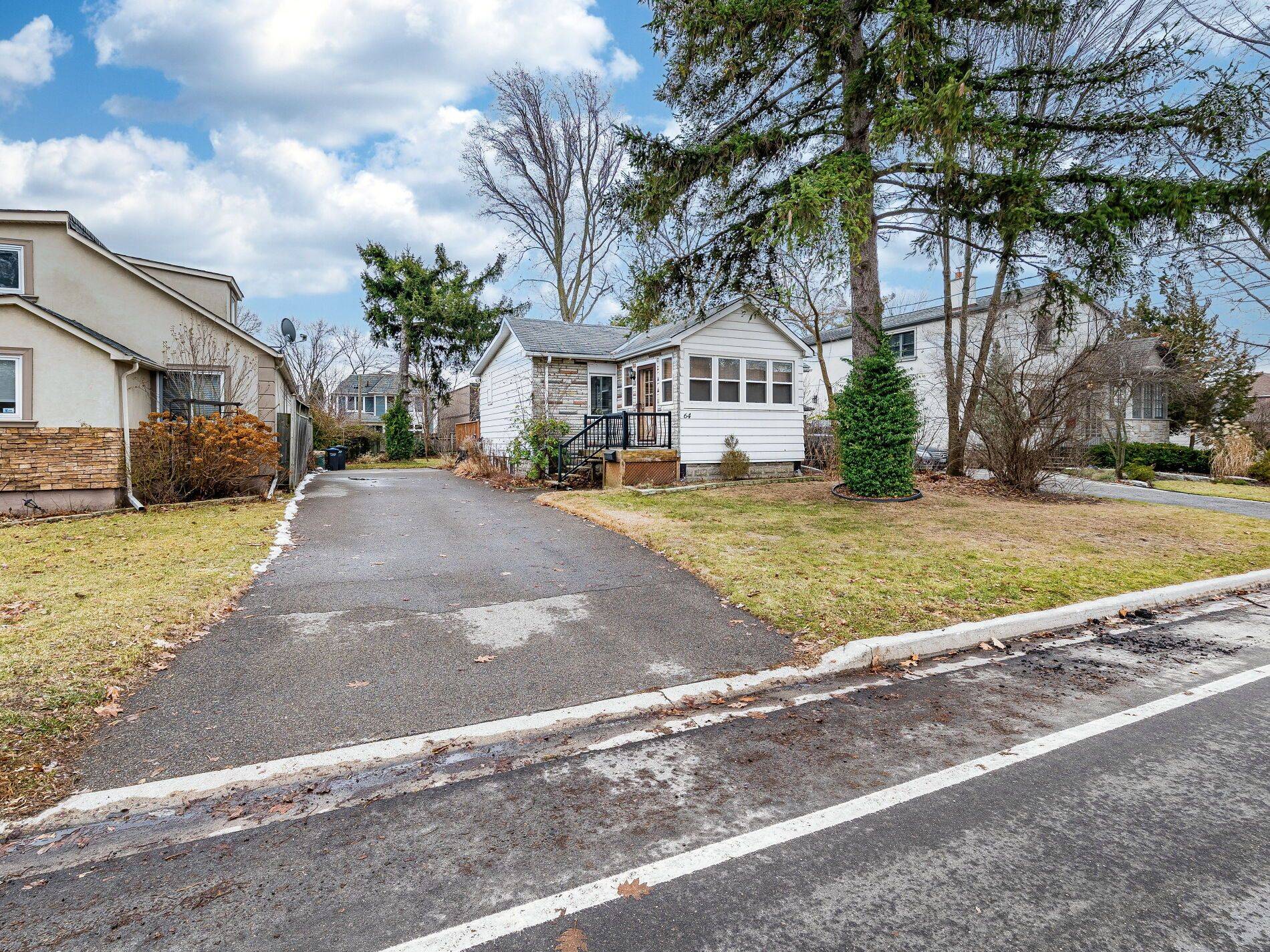 Mississauga, ON L5G 1V4,64 Eaglewood BLVD