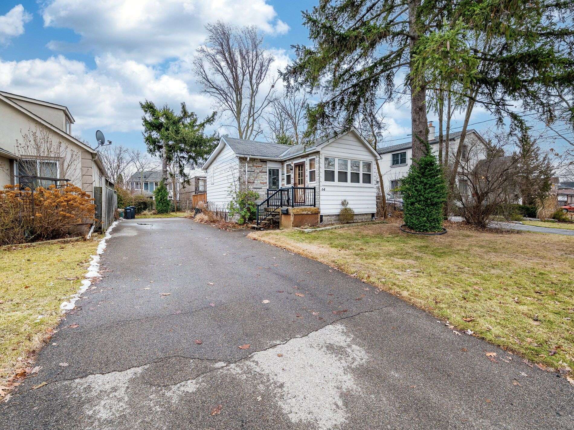 Mississauga, ON L5G 1V4,64 Eaglewood BLVD