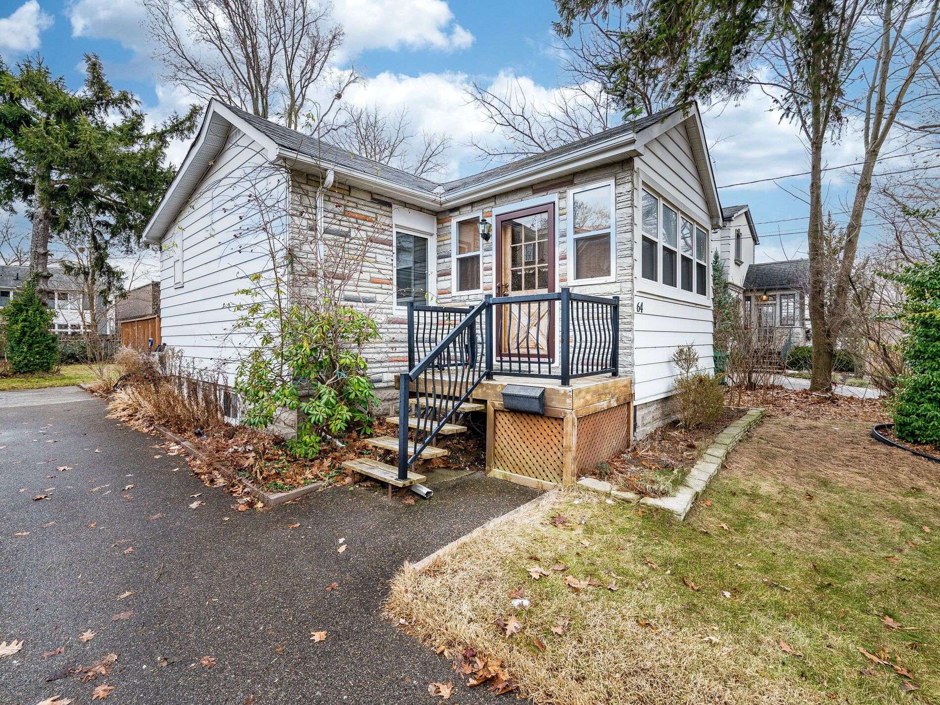 Mississauga, ON L5G 1V4,64 Eaglewood BLVD