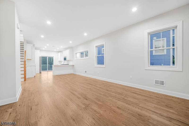 Boonton Town, NJ 07005,2 Birdie Ln