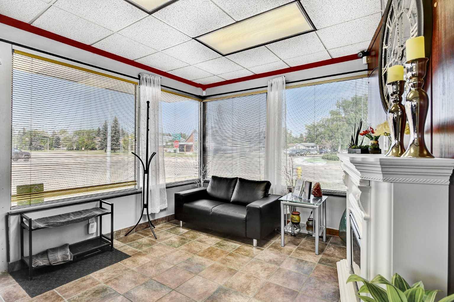 Grande Prairie, AB T8V1E5,10001 104 AVE