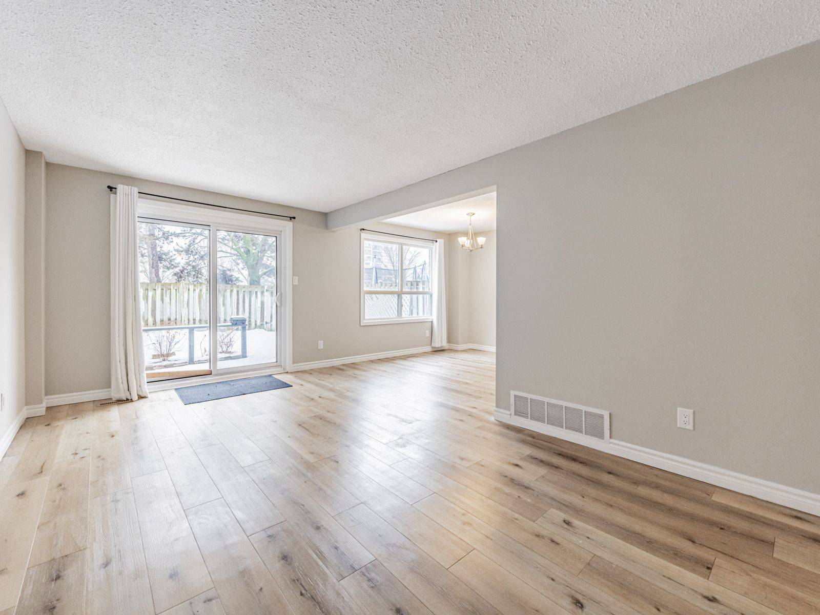 Oakville, ON L6H 1N1,394 Eaton PL