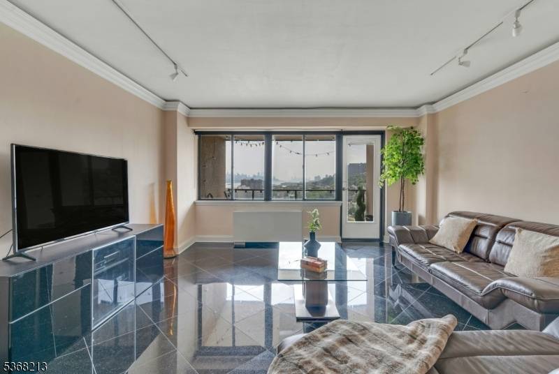 Edgewater Boro, NJ 07020,1203 River Rd 19K #19K