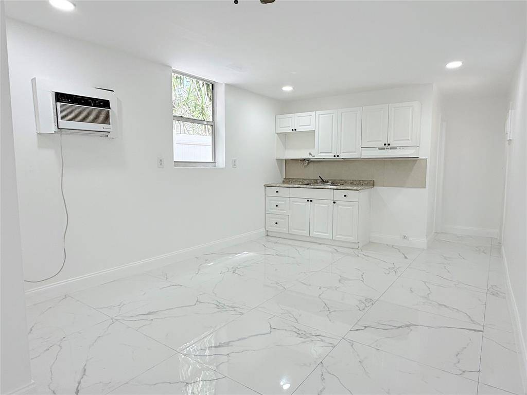 Hollywood, FL 33020,1850 Rodman St #4