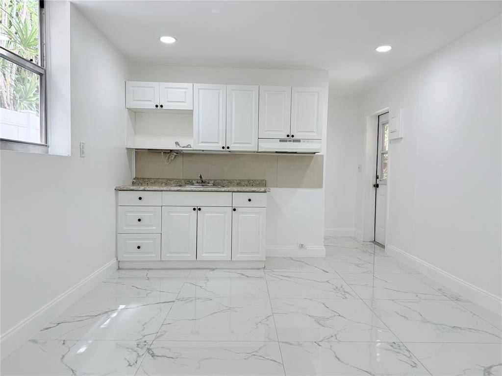 Hollywood, FL 33020,1850 Rodman St #4