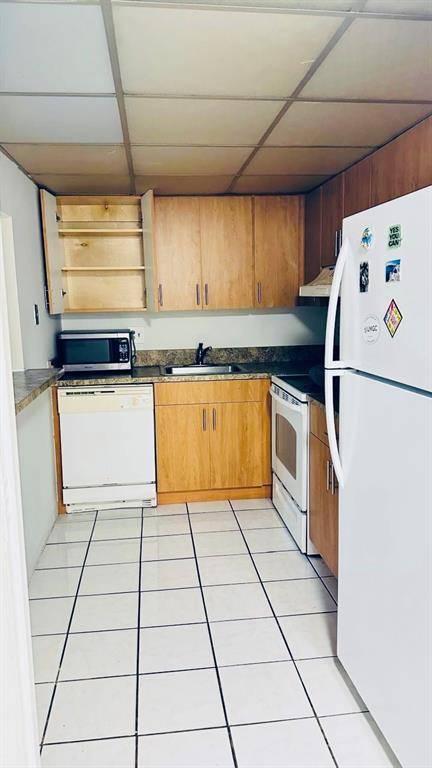 Lauderhill, FL 33319,4170 Inverrary Dr #105