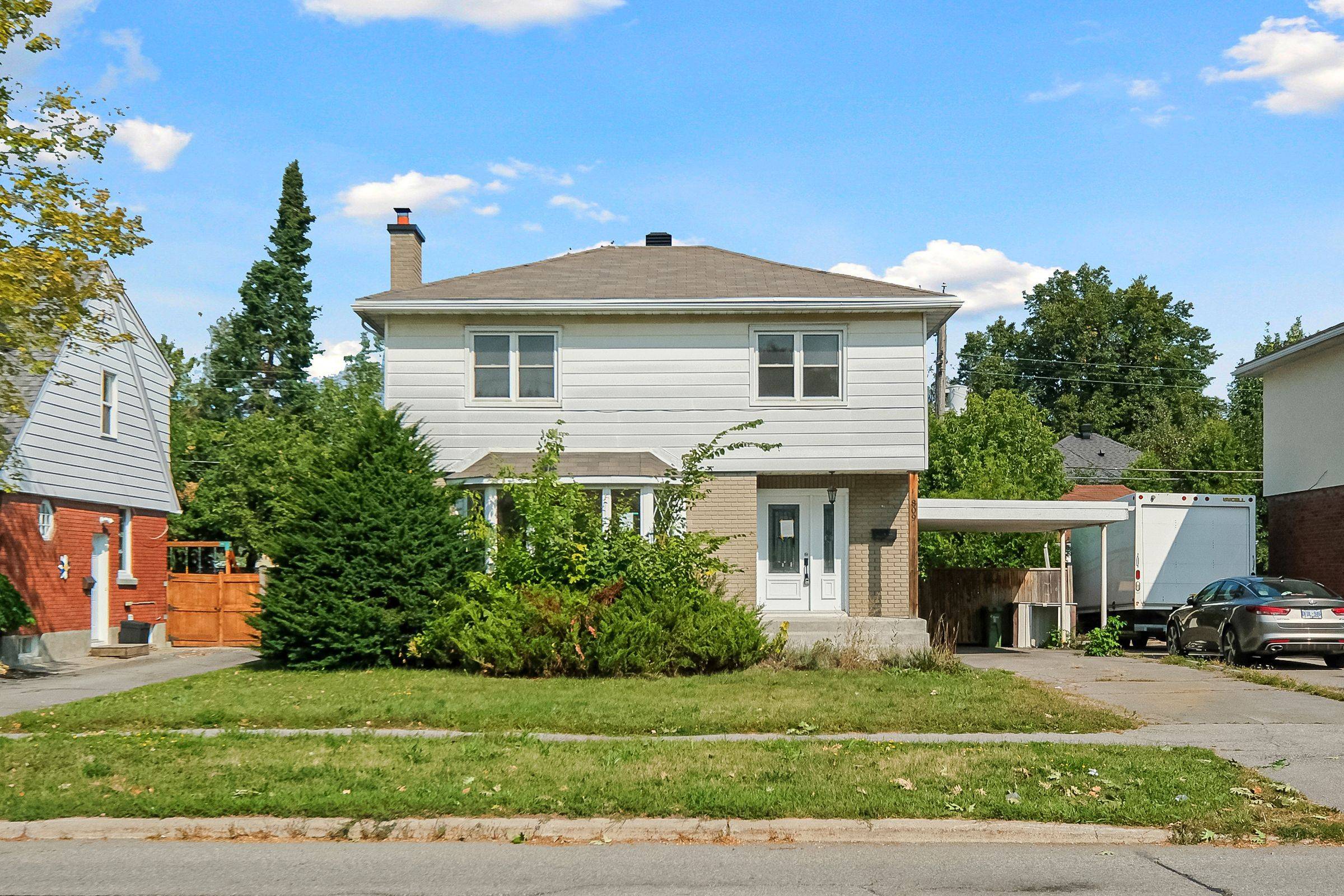 Elmvale Acres And Area, ON K1G 1P2,809 Smyth RD N